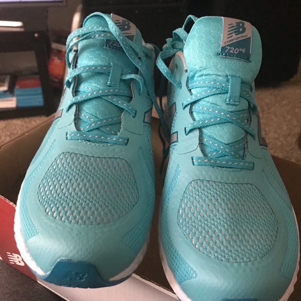 NWOT Kids Blue & Silver New Balance Running Shoes - Picture 3 of 3